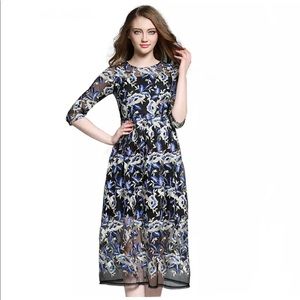 Metisu Embroided Floral Holiday Dress